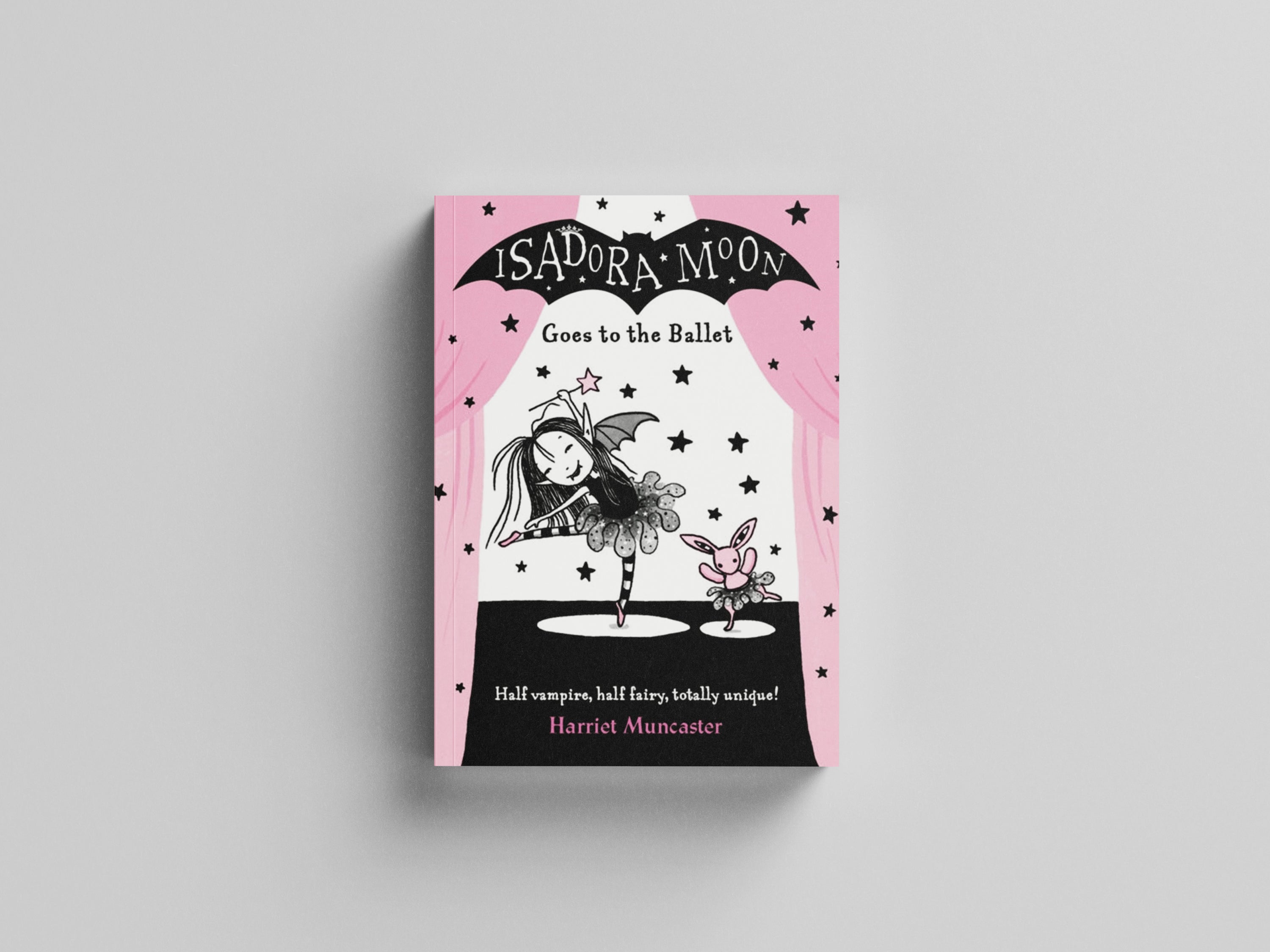 Isadora Moon Goes to the Ballet Paperback / softback