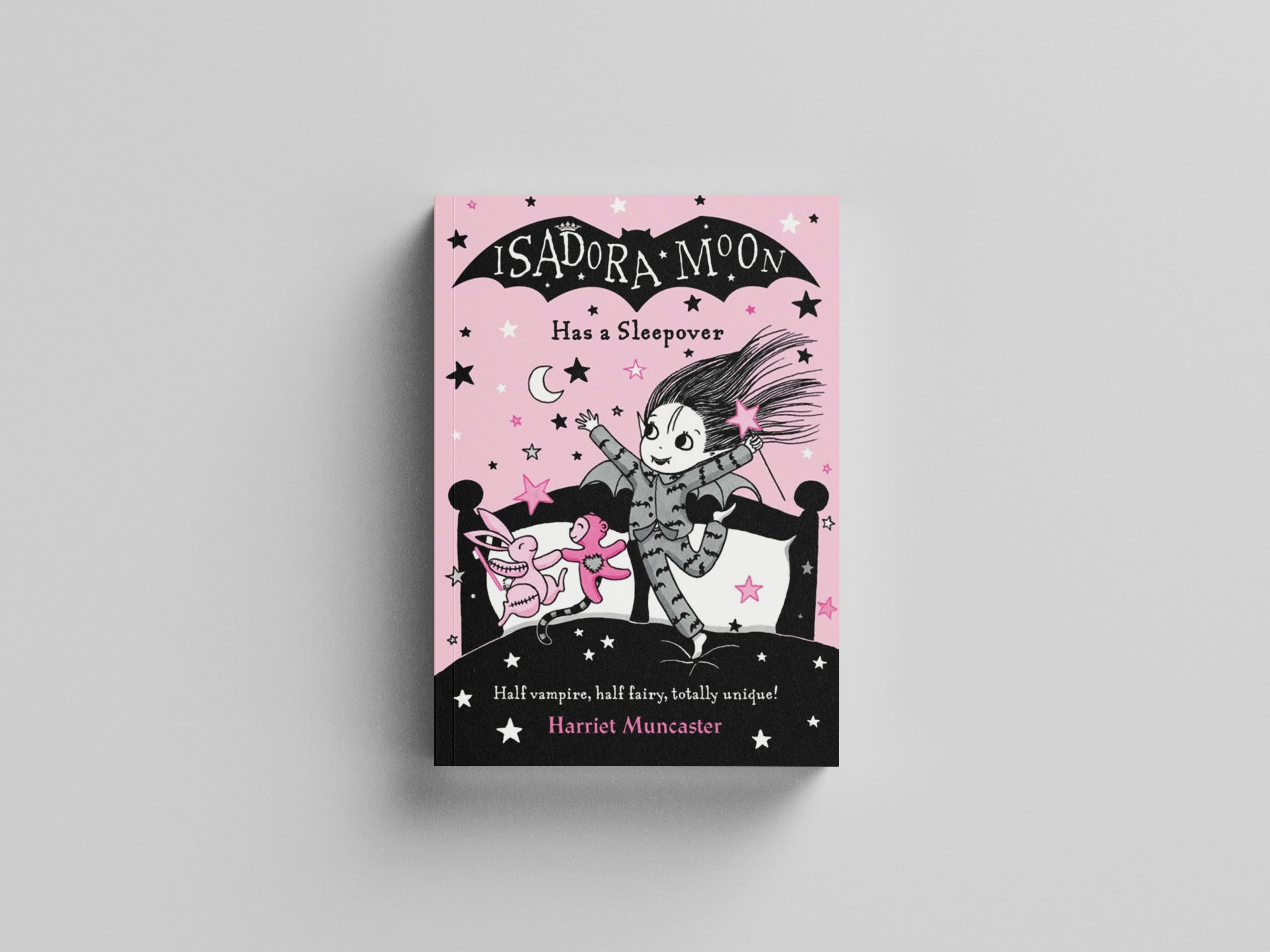 Isadora Moon Has a Sleepover Paperback / softback