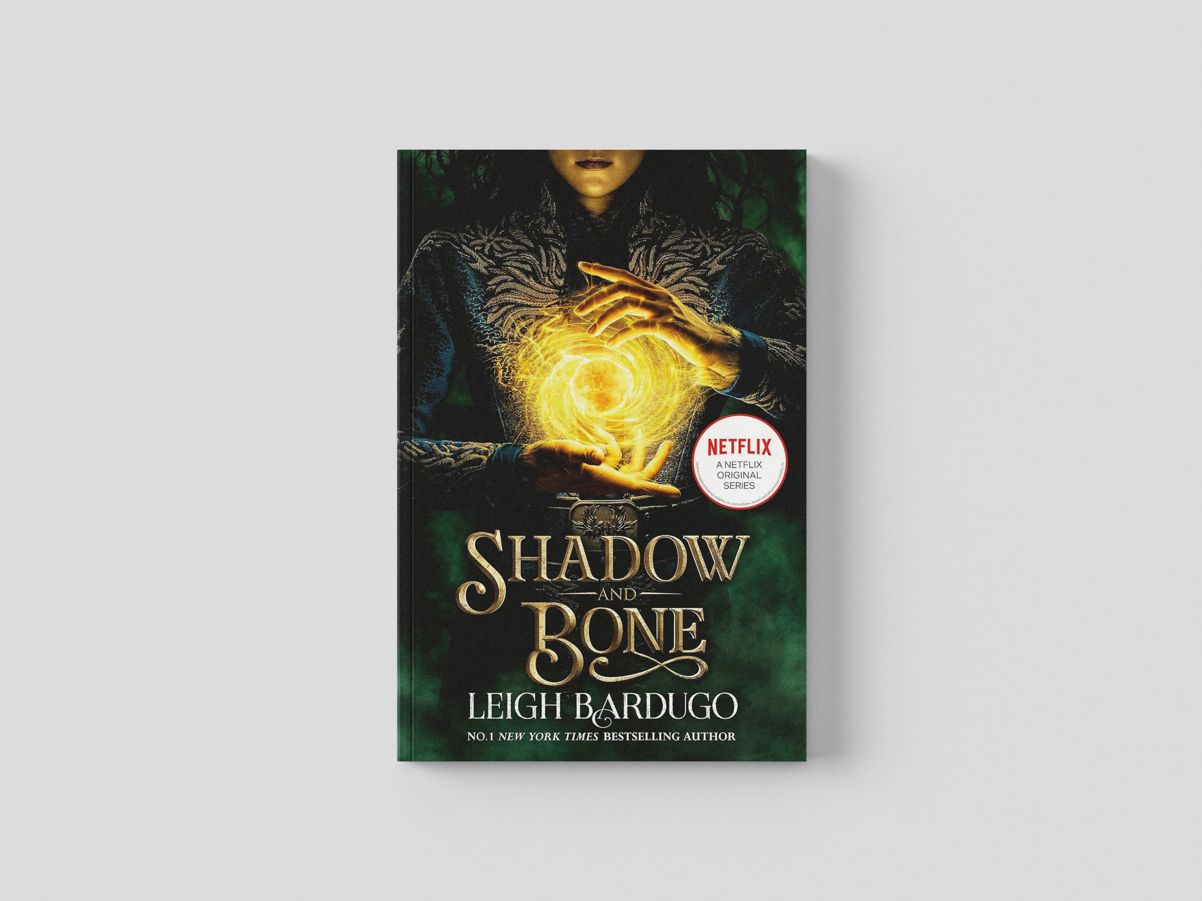 Shadow and Bone: A Netflix Original Series Paperback / softback