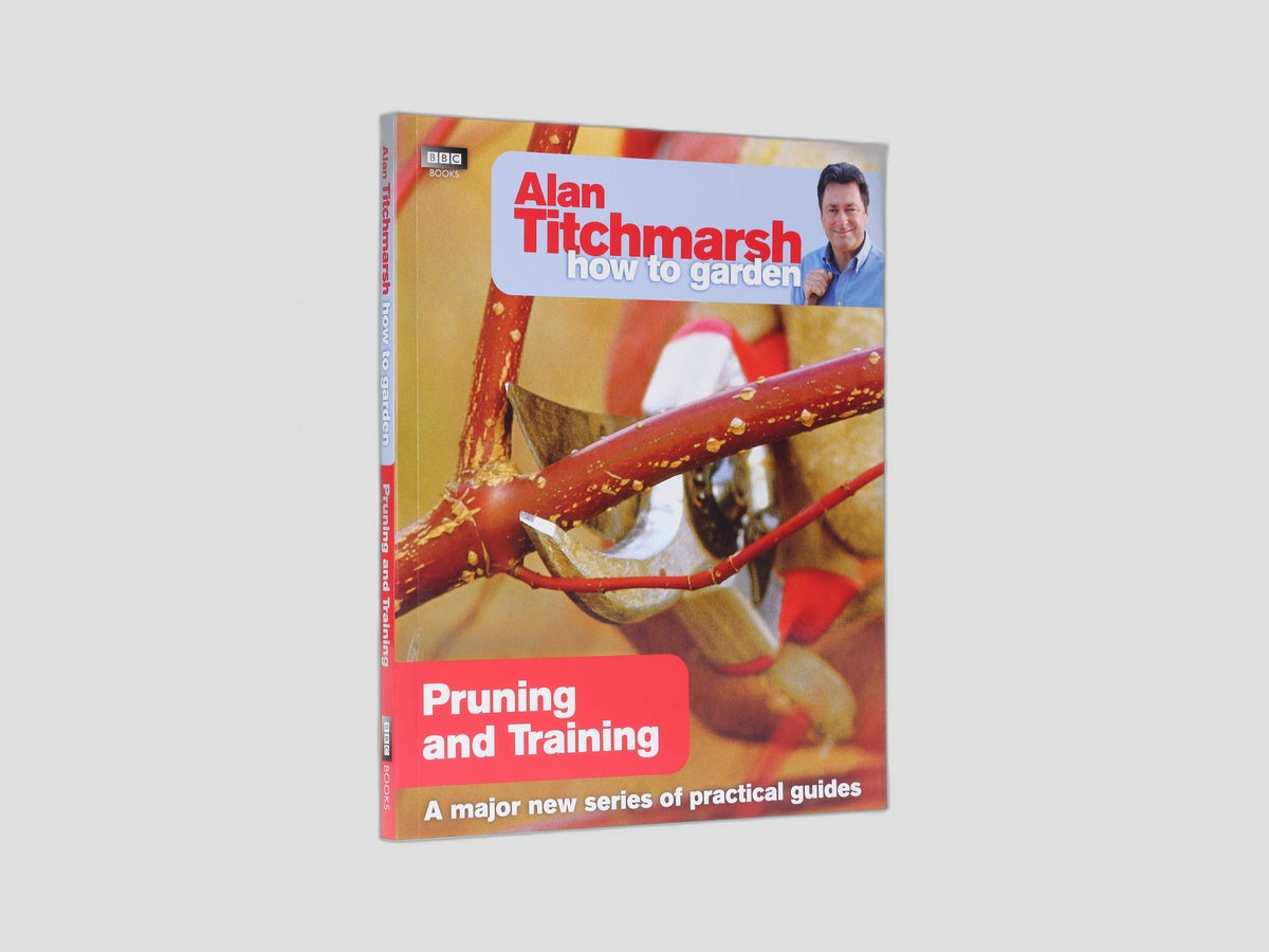 Alan Titchmarsh How to Garden: Pruning and Training Paperback / softback