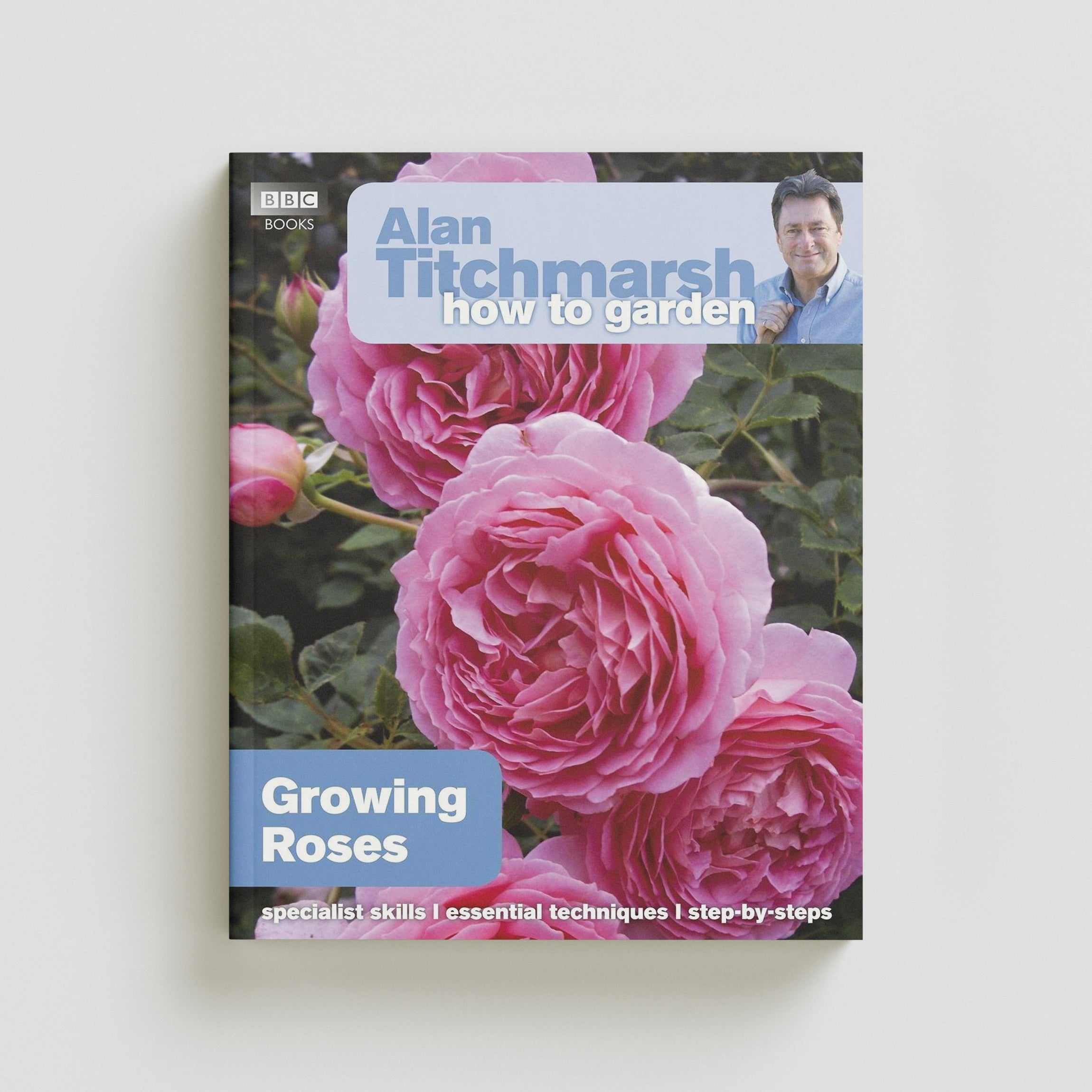 Alan Titchmarsh How to Garden: Growing Roses Paperback / softback